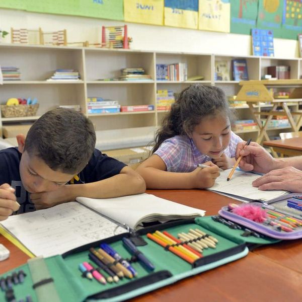 Kinder in der Offenen Ganztagsschule machen Hausaufgaben