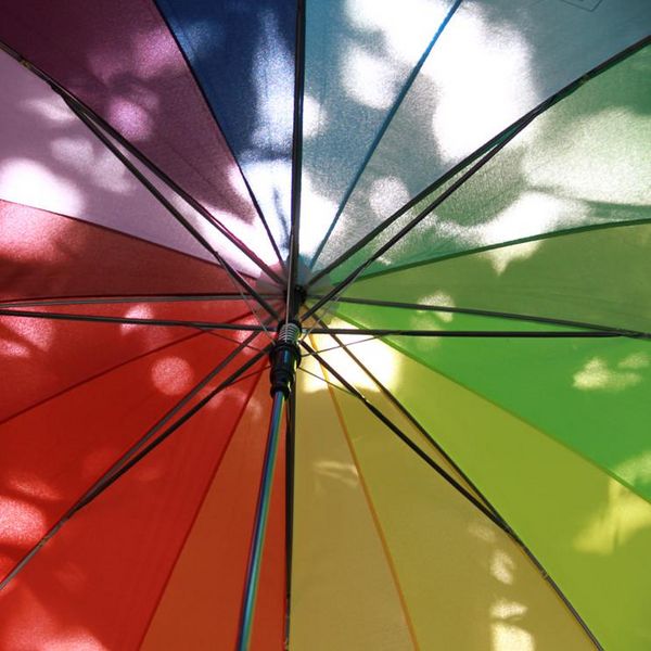 bunter Regenschirm von unten fotografiert